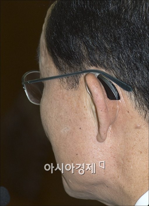 [포토]보청기(?) 낀 김병관 장관 내정자