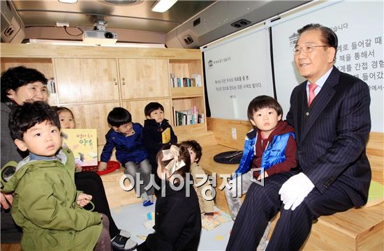 [포토]박준영 전남지사,도서관에서 어린들과 대화
