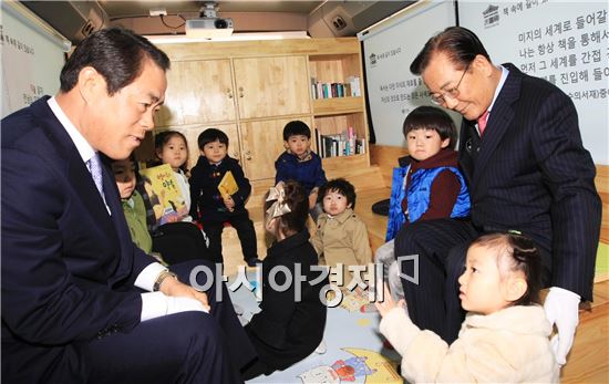 [포토]박준영 전남지사,도서관에서 어린들과 대화