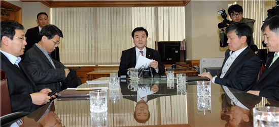 ▲신제윤 기획재정부 차관(사진 가운데)이 9일 서울 명동 은행회관에서 긴급 시장점검회의를 진행하고 있다.