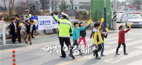 곡성경찰, 찾아가는 어린이교통안전 캠페인 실시