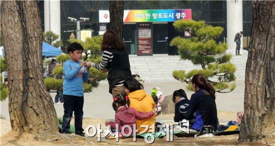 [포토]벌써 시원한 그늘이 좋아