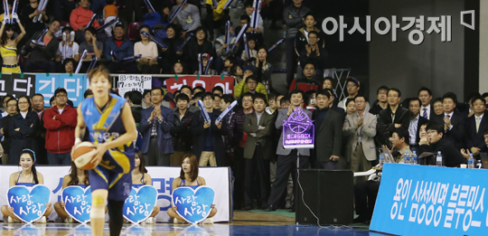 [포토] 여자프로농구 플레이오프 2차전, 자리가 없어서...