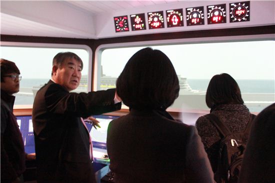 김우남 민주통합당 검증특별위원회 위원장이 3차 시뮬레이션 동영상을 보면서 입항안전성 등을 묻고 있다.