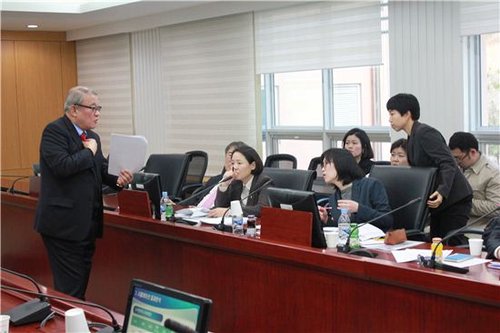 이동섭(한국해양대학교 교수) TF팀장이 의원들에게 크루즈선의 입항각도를 설명하고 있다.