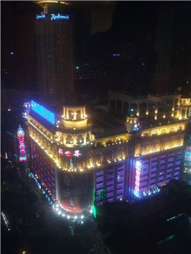 중국 상하이 인민광장 인근에 위치한 신세계백화점. 중국의 청담동이라 불리는 최대 번화거리인 남경로에 위치한 중국의 프리미엄 백화점이다.