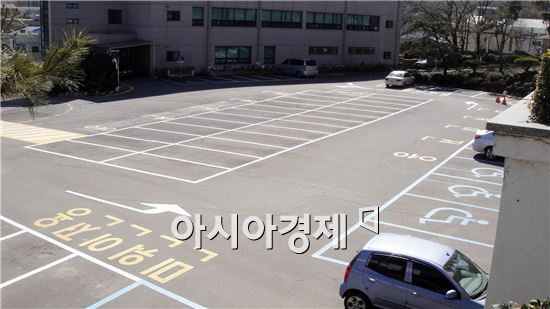 장애인주차증 위조가 늘고 있다. 사진은 한 주차장 모습이다.