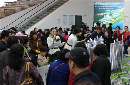 지난 8일 부산 북구에서 개관한 GS건설의 ‘신화명리버뷰자이’ 견본주택에 나흘간 1만여명의 방문객이 몰렸다. 
