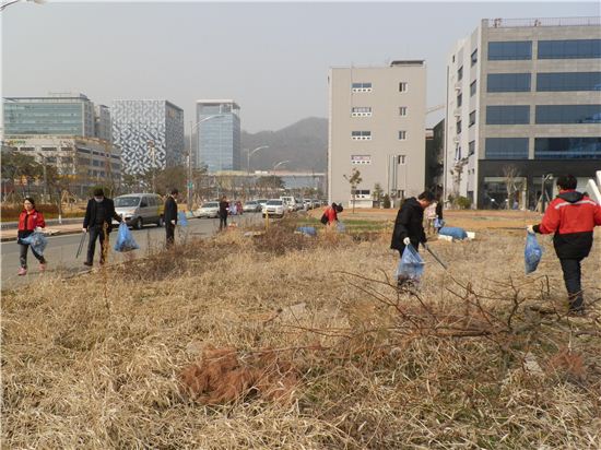 무안 공무원들, 남악 신도시 봄맞이 대청소