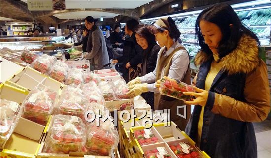 서울 현대백화점 압구정동본점 식품관 명품점에서 지난달 28일부터 진행하고 있는 ‘딸기 페스티벌’에 담양 죽향이 전시·판매 돼 소비자들의 큰 인기를 얻었다. 