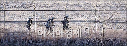 [포토]철책선 점검 중인 군 장병들