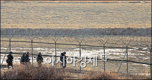 [포토]철책선 점검하는 군 장병들