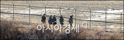 [포토]완전무장으로 철책선 점검하는 군 장병 