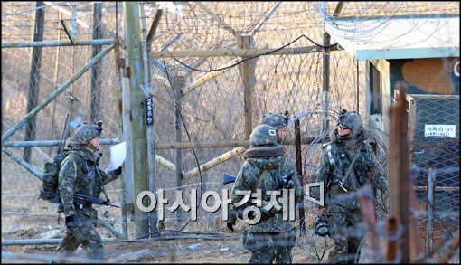 [포토]초소 점검하는 군 장병들