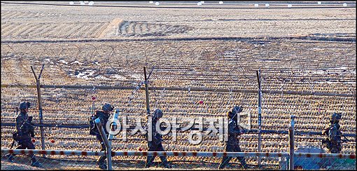 [포토]철책선 따라 이동하는 군 장병들