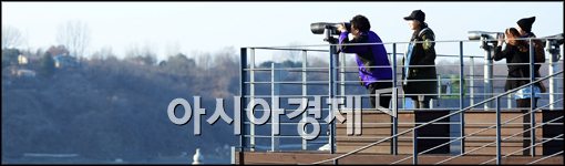 [포토]망원경으로 북한 보는 관광객들