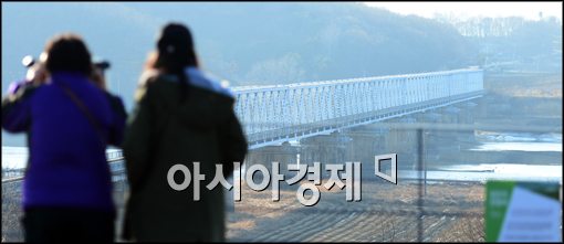 [포토]임진각 철교 보는 시민들