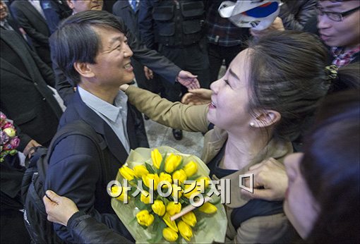 [포토]지지자와 포옹하는 안철수