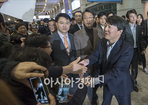 안철수의 '컴백'에 인천공항 북새통