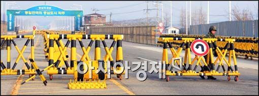 [포토]평온함 속에 바리게이트 치는 군 장병