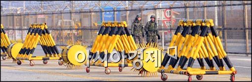 [포토]바리게이트 점검하는 군 장병들