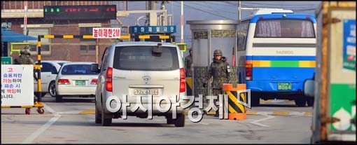 [포토]긴장감 속 검문 받는 차량들