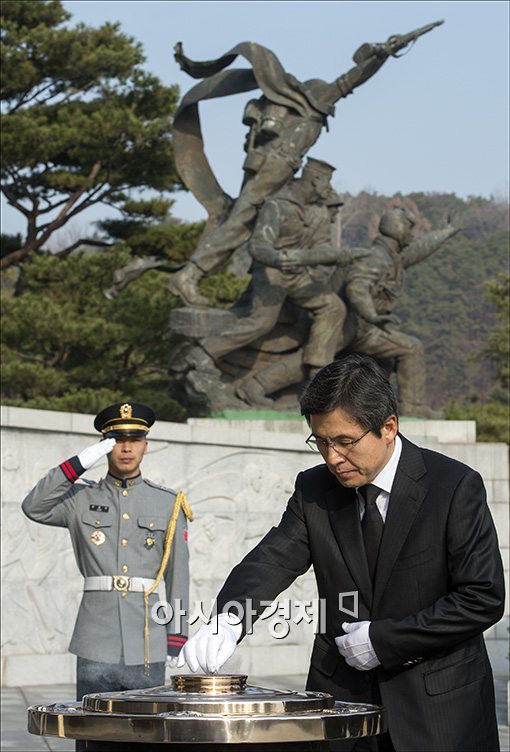 [포토]현충원 찾은 황교안 신임 장관