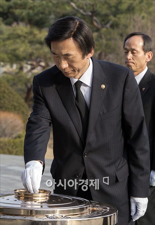 [포토]현충원 찾은 윤병세 신임 장관