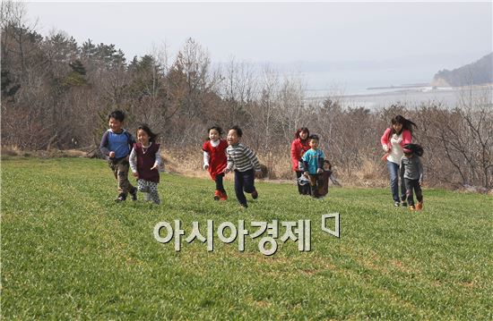 [포토]보리밭에서 봄을 만끽하는 어린이들