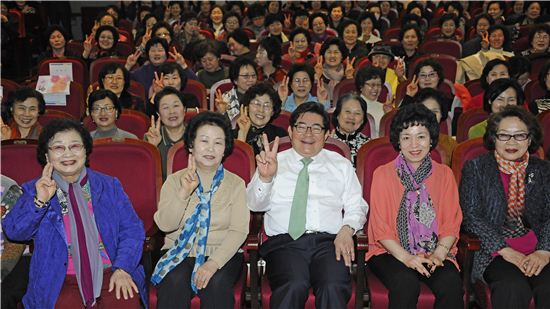 김기동 광진구청장이 노래교실에서 주민들과 함께 노래를 부르며 활짝 웃고 있다.