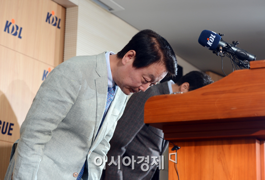 [포토] 사과하는 한선교 KBL 총재