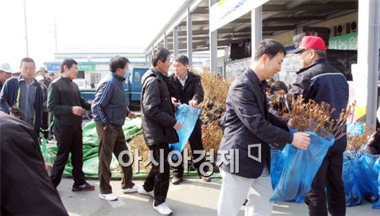 함평군, 식목철 맞아 나무 나눠주기 행사 펼쳐