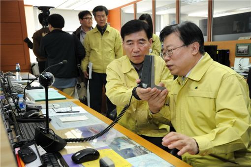 이동필 농식품부 장관, 산불종합상황실 첫 방문