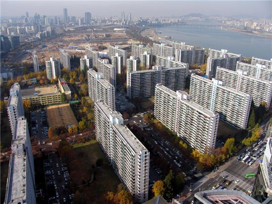 서울시 도시계획국은 한강 양안 1㎞내 지역을 관리하기 위한 한강변관리 기본계획을 포함한 총 15건의 연구용역을 올 상반기내 집중 진행하기로 했다. / 