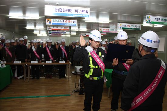 12일 금성백조주택은 도안신도시 7블록 예미지 신축공사 현장에서 무재해 달성 결의대회를 열었다고 밝혔다.