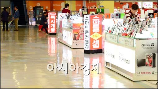 [포토]한산한 휴대전화 매장
