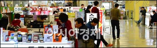 [포토]한산한 휴대폰 매장