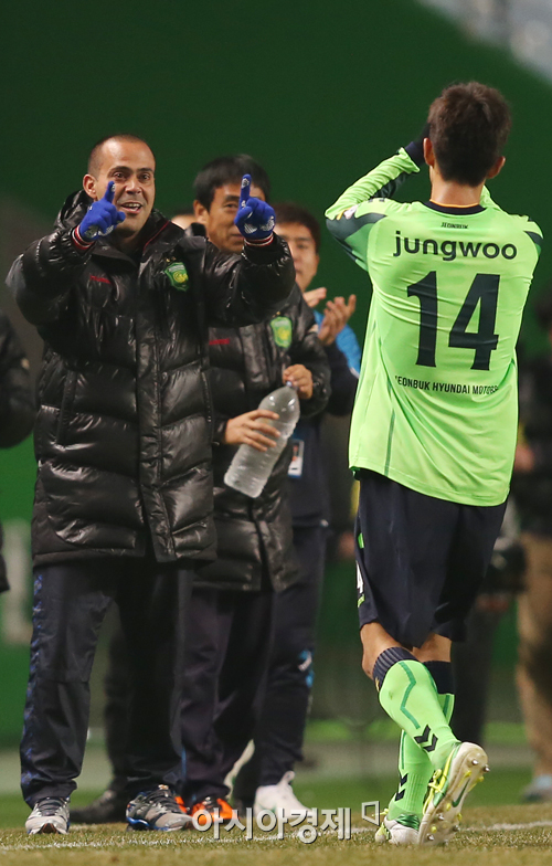 [포토] 파비오 감독대행 '김정우 최고야'