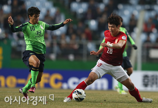 [포토] 김영권 '한 발 먼저'