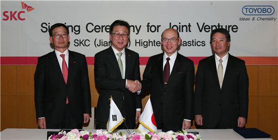 박장석 SKC 사장과(왼쪽에서 두번째) 류조 사카모토 도요보 사장(왼쪽에서 세번째)이 SKC 중국PET필름공장(법인명 SKC Jiangsu Hightech Plastics) 지분투자계약서에 서명을 마친 후 악수를 하고 있는 모습. 
