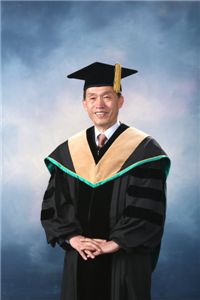 박사학위를 받고 기념사진을 찍고 있는 김사용씨