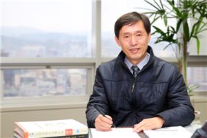 '국내 1호 철도물류 경영학박사 학위'를 받은 김사용씨