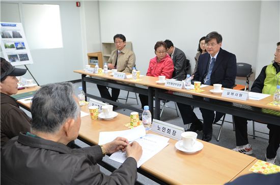 ▲서승환 국토해양부 장관이 취임후 첫 현장방문에서 주민들과 대담을 나누고 있다.