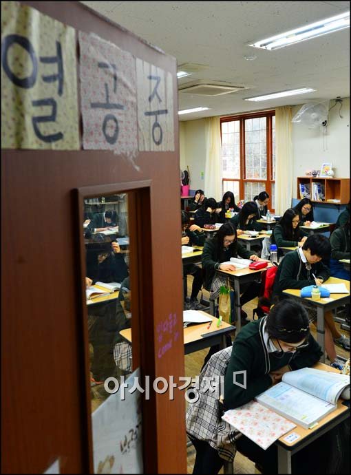 [포토]긴장 속 전국연합학력평가 준비중인 학생들