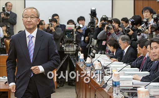 [포토]인사청문회장 들어서는 현오석 내정자