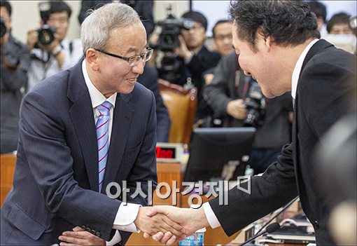 [포토]의원들과 인사하는 현오석 내정자