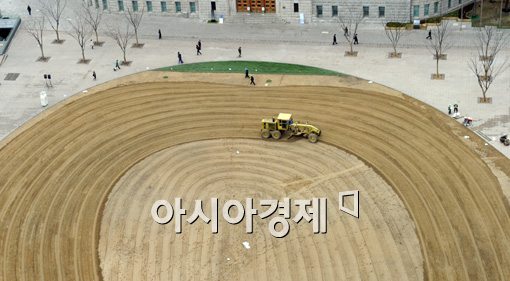 [포토]봄을 준비하는 서울광장 