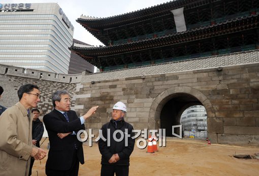 [포토]숭례문 현장점검 나선 유진룡 장관 