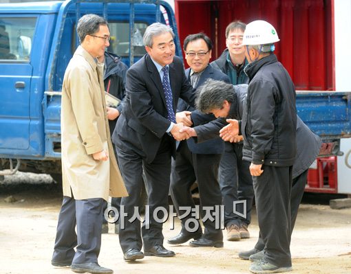 [포토]유진룡 "수고 많으십니다"