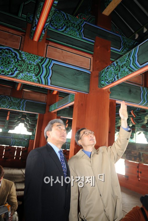 [포토]숭례문 살펴보는 유진룡 장관 